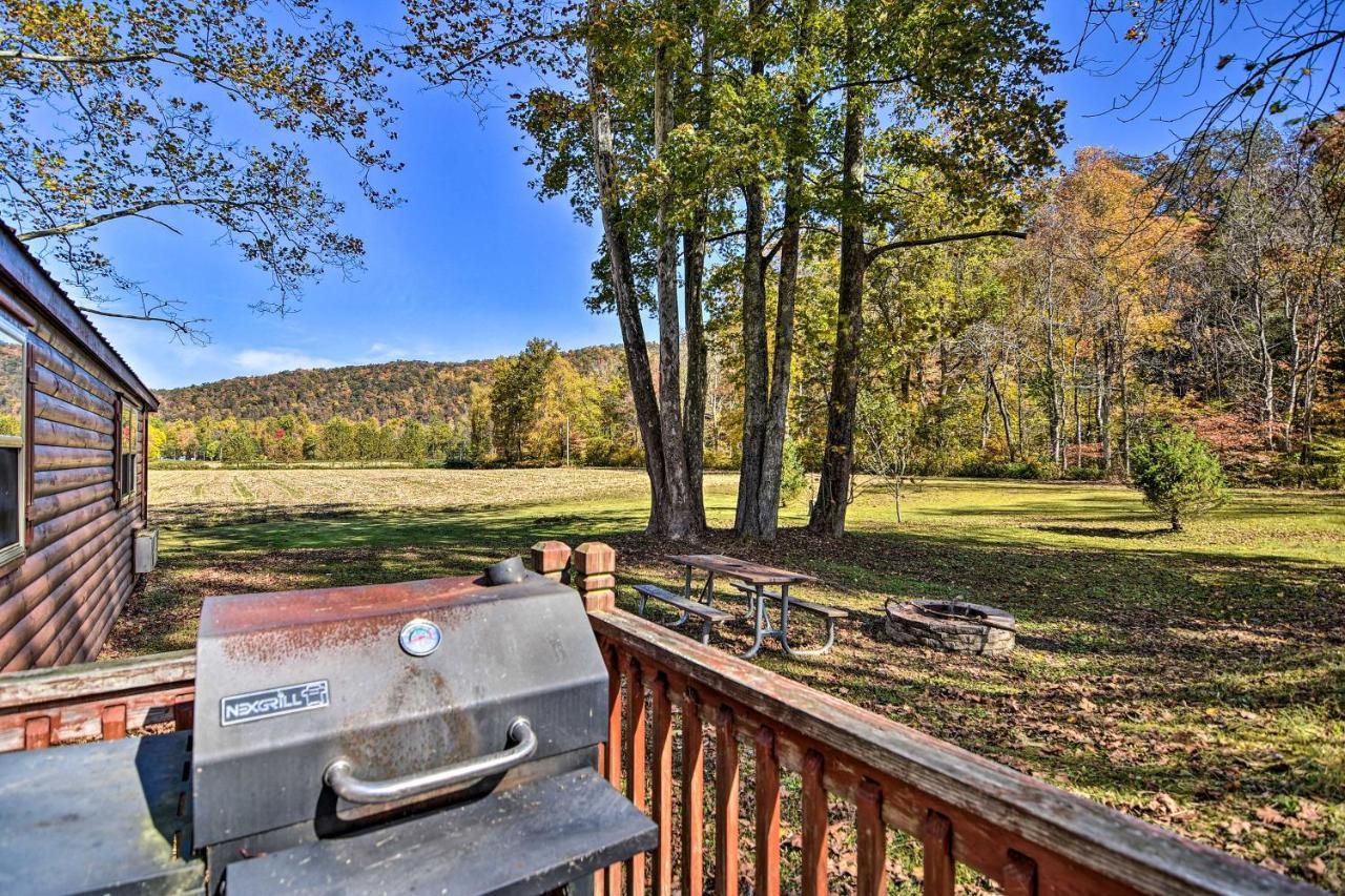 Rural Cabin Hideaway With Fire Pit And Mtn Views! Parsons ภายนอก รูปภาพ