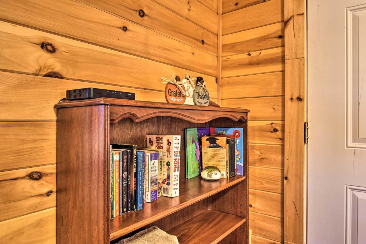 Rural Cabin Hideaway With Fire Pit And Mtn Views! Parsons ภายนอก รูปภาพ